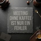 Meeting ohne Kaffee ist nur ein Fehler. – Schiefer Untersetzer 10x10 cm, lustiges Büro Geschenk, Geschenk für Arbeitskollegen, handgravierter Naturstein