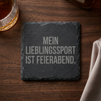 Mein Lieblingssport ist Feierabend. – Schiefer Untersetzer 10x10 cm, lustiges Büro Geschenk, Geschenk für Arbeitskollegen, handgravierter Naturstein
