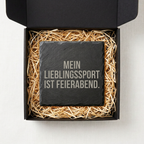 Mein Lieblingssport ist Feierabend. – Schiefer Untersetzer 10x10 cm, lustiges Büro Geschenk, Geschenk für Arbeitskollegen, handgravierter Naturstein