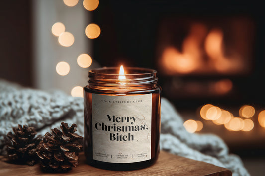 Merry Christmas, Bitch – Lustige Weihnachtskerze im Amberglas, Handmade Sojawachs mit Naturgraspapier-Etikett, Geschenkidee 30–40h Brenndauer, mit/ohne Duft