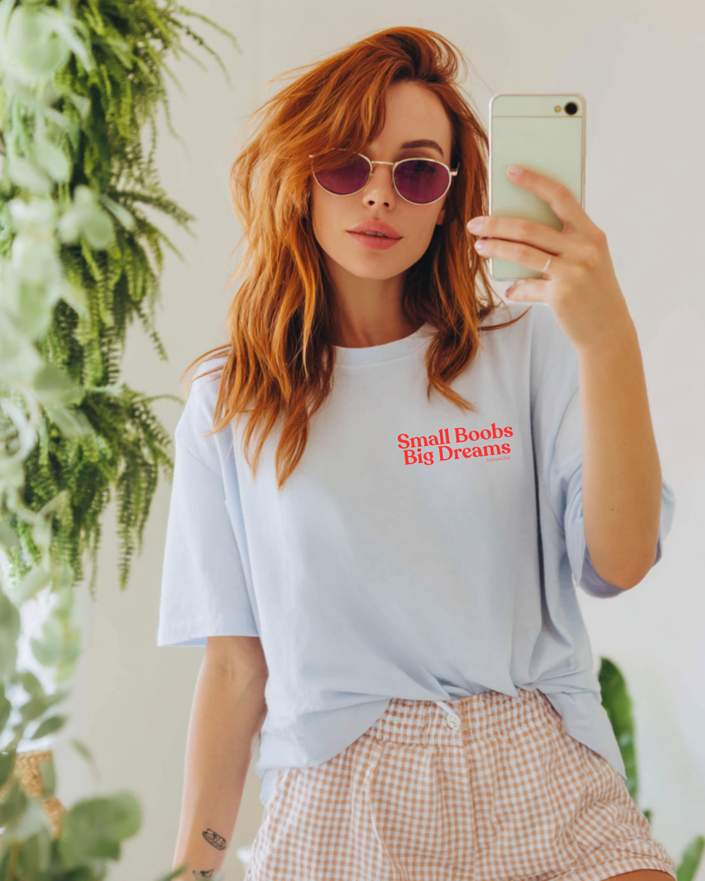 Small Boobs Big Dreams – Oversize Unisex Shirt aus Bio-Baumwolle | Statement T-Shirt mit Front- & Backprint | Streetwear Shirt
