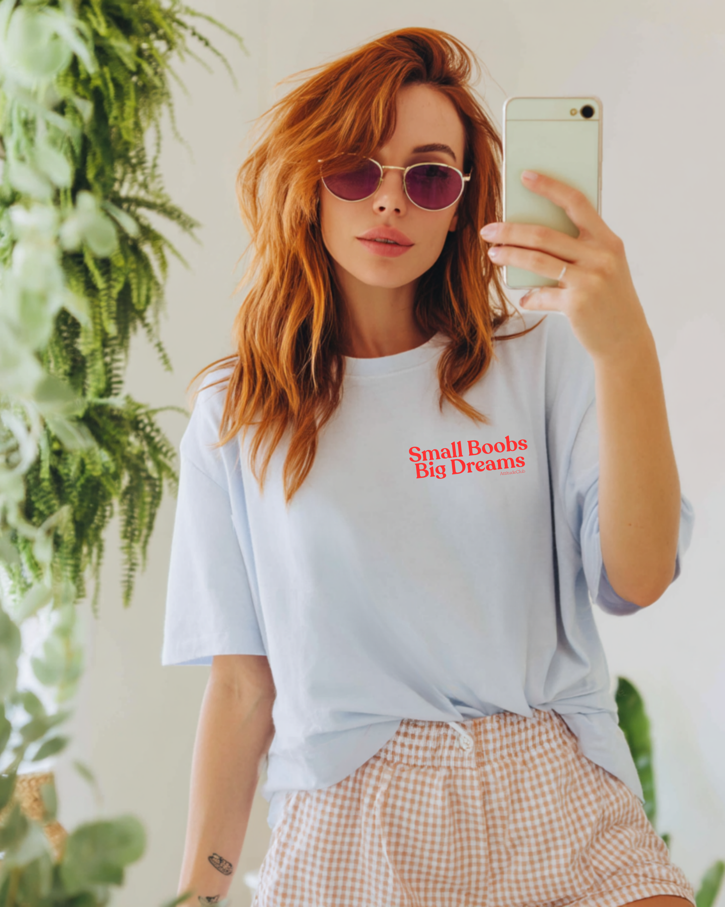 Small Boobs Big Dreams – Oversize Unisex Shirt aus Bio-Baumwolle | Statement T-Shirt mit Front- & Backprint | Streetwear Shirt