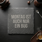 Montag ist auch nur ein Bug – Schiefer Untersetzer 10x10 cm, lustiges Büro Geschenk, Geschenk für Arbeitskollegen, handgravierter Naturstein