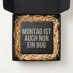 Montag ist auch nur ein Bug – Schiefer Untersetzer 10x10 cm, lustiges Büro Geschenk, Geschenk für Arbeitskollegen, handgravierter Naturstein