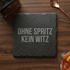 Ohne Spritz kein Witz – Schiefer Untersetzer 10x10 cm, lustiges Büro Geschenk, Geschenk für Arbeitskollegen, handgravierter Naturstein