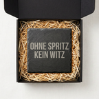 Ohne Spritz kein Witz – Schiefer Untersetzer 10x10 cm, lustiges Büro Geschenk, Geschenk für Arbeitskollegen, handgravierter Naturstein