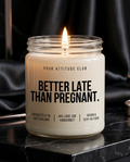 Better Late Than Pregnant | Freche Kerze, lustiges Geschenk, dunkler Humor, Sojawachs, vegan, handgemacht, Attitude Geschenk