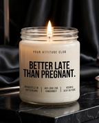 Better Late Than Pregnant | Freche Kerze, lustiges Geschenk, dunkler Humor, Sojawachs, vegan, handgemacht, Attitude Geschenk