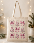 Pink Christmas Bows – Weihnachtlicher Stoffbeutel mit rosa Schleifen und Weihnachtsbäumen | Baumwolltasche mit langen Henkeln | Geschenkidee zu Weihnachten