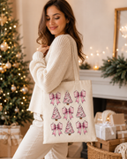 Pink Christmas Bows – Weihnachtlicher Stoffbeutel mit rosa Schleifen und Weihnachtsbäumen | Baumwolltasche mit langen Henkeln | Geschenkidee zu Weihnachten