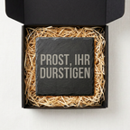 Prost, ihr Durstigen – Schiefer Untersetzer 10x10 cm, lustiges Büro Geschenk, Geschenk für Arbeitskollegen, handgravierter Naturstein
