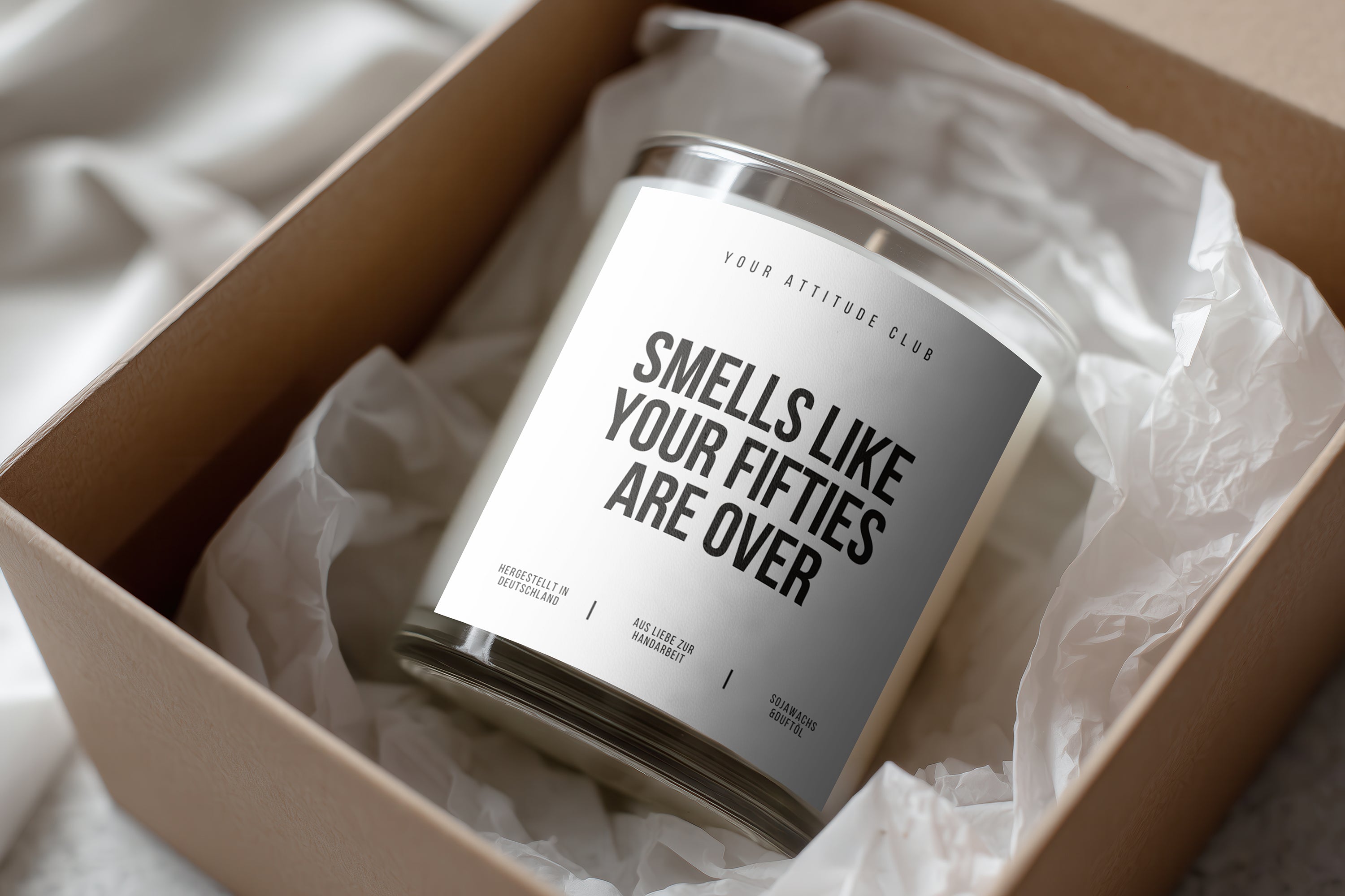 SMELLS LIKE YOUR FIFTIES ARE OVER – Lustige Geburtstagskerze 50 Geburtstag Geschenkidee Humor Kerze Sojawachs 300 ml Geschenk Freund Freundin Your Attitude Club