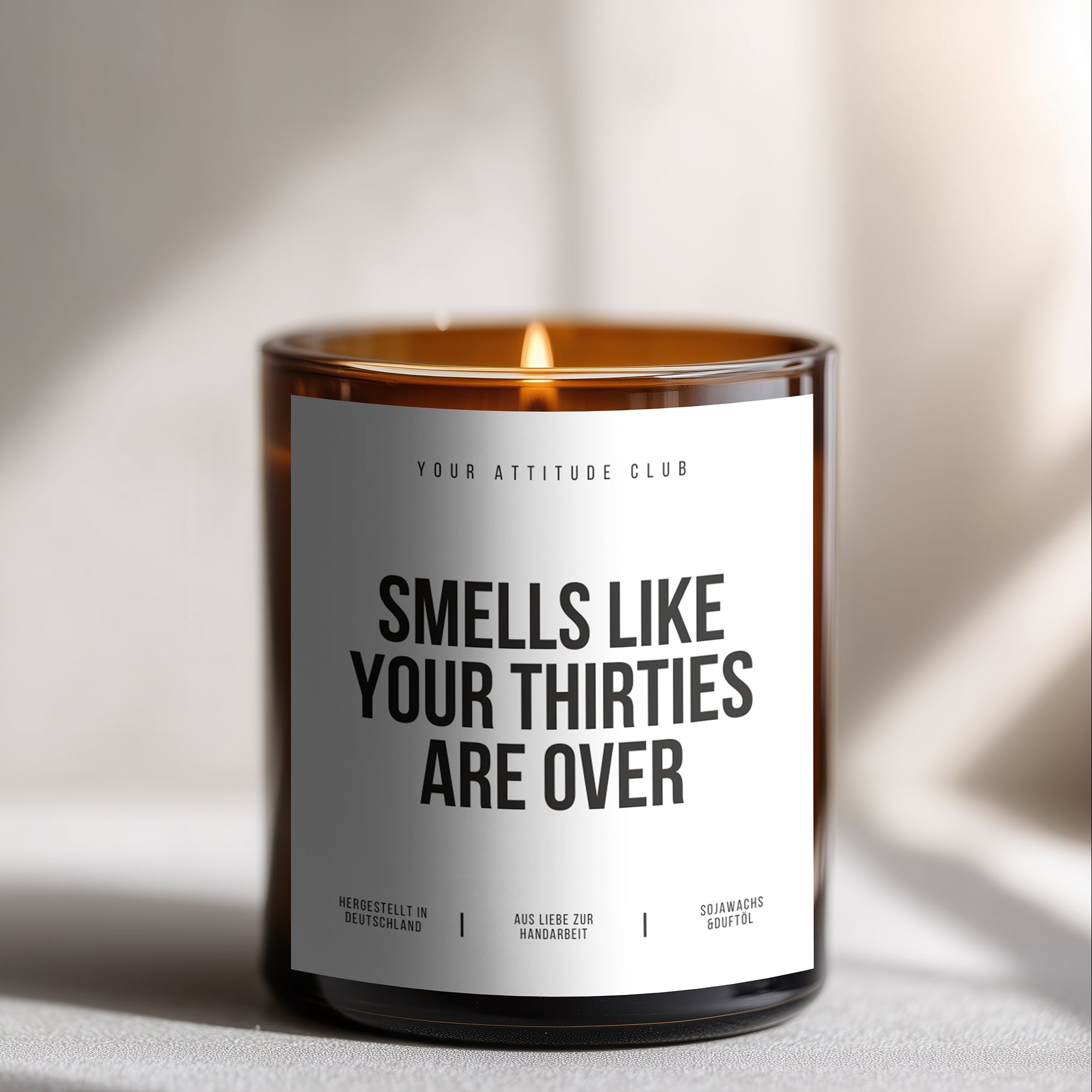 SMELLS LIKE YOUR THIRTIES ARE OVER – Lustige Geburtstagskerze 40 Geburtstag Geschenkidee Humor Kerze Sojawachs 300 ml Geschenk Mann Frau Freund Freundin Your Attitude Club