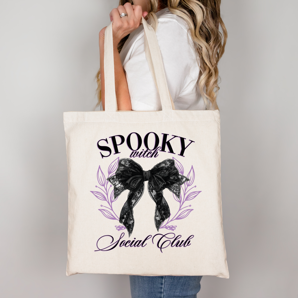 Spooky Witch Social Club Tote Bag – Schwarze Schleife – Baumwolltasche Halloween Style – Hexen Beutel rosa beige schwarz – DTG Druck – auch als Bügelbild für Shirts & Kissen