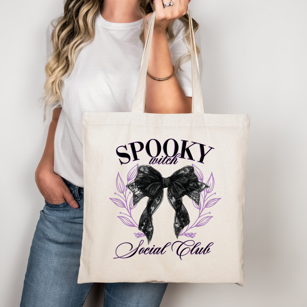 Spooky Witch Social Club Tote Bag – Schwarze Schleife – Baumwolltasche Halloween Style – Hexen Beutel rosa beige schwarz – DTG Druck – auch als Bügelbild für Shirts & Kissen
