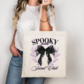 Spooky Witch Social Club Tote Bag – Schwarze Schleife – Baumwolltasche Halloween Style – Hexen Beutel rosa beige schwarz – DTG Druck – auch als Bügelbild für Shirts & Kissen