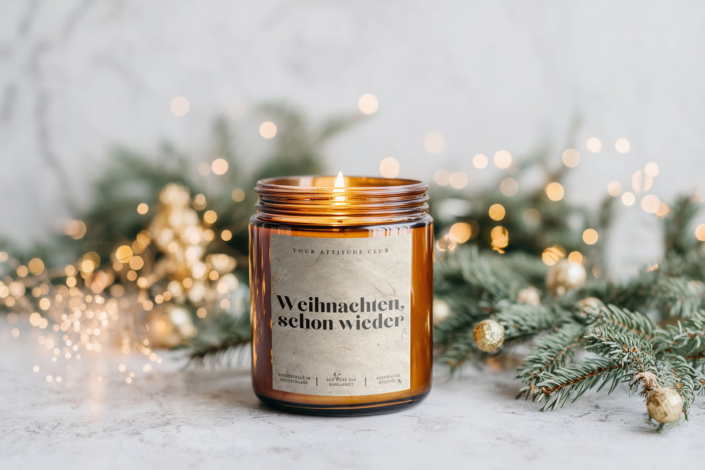 Weihnachten, schon wieder – Lustige Weihnachtskerze im Amberglas, Handmade Sojawachs Geschenk mit oder ohne Duft, nachhaltiges Naturgraspapier Etikett