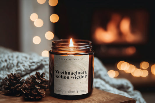Weihnachten, schon wieder – Lustige Weihnachtskerze im Amberglas, Handmade Sojawachs Geschenk mit oder ohne Duft, nachhaltiges Naturgraspapier Etikett