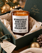WEIHNACHTEN IST, WENN ES NACH KEKSEN RIECHT, DIE ICH NICHT GEBACKEN HABE – Weihnachtskerze Naturgras Etikett | Weihnachtsgeschenk | Geschenkidee
