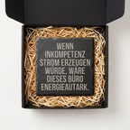 Wenn Inkompetenz Strom erzeugen würde, wäre dieses Büro energieautark – Schiefer Untersetzer 10x10 cm, lustiges Büro Geschenk, Geschenk für Arbeitskollegen, handgravierter Naturstein