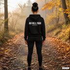 AH HELL NAH – schwarzer Hoodie mit weißem Backprint, Damen beim Joggen im Herbst