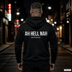 AH HELL NAH – schwarzer Hoodie mit weißem Backprint, Herren in der Stadt bei Nacht