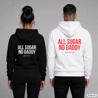 All sugar no daddy – Hoodie mit Backprint, Frau in Schwarz und Mann in Weiß