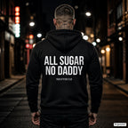 All sugar no daddy – schwarzer Hoodie mit weißem Backprint, Herren in der Stadt bei Nacht