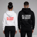 All sugar no daddy – Hoodie mit Backprint, Frau in Weiß mit rotem und Mann in Schwarz mit weißem Aufdruck