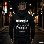 Allergic To Stupid People – schwarzer Hoodie mit weißem Backprint, Herren in der Stadt bei Nacht