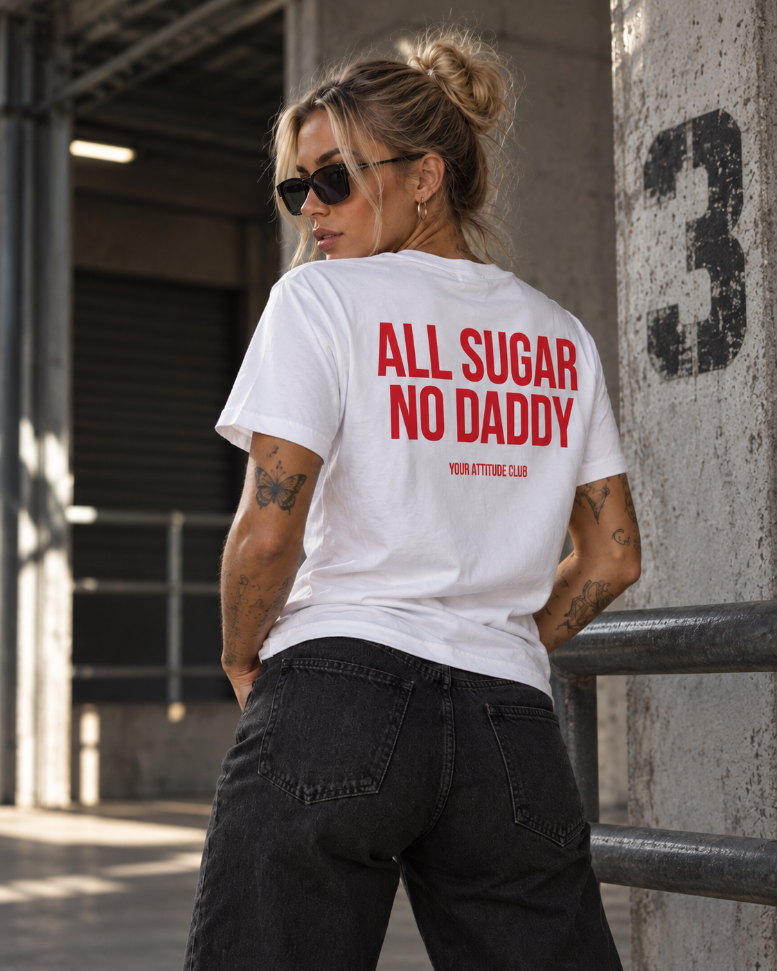 ALL SUGAR NO DADDY – Unisex Statement T-Shirt Weiß mit rotem Backprint | freches Sprüche Shirt für Erwachsene