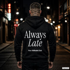 Always Late – schwarzer Hoodie mit weißem Backprint, Herren in der Stadt bei Nacht