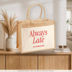 Always Late – Jutetasche mit Spruch, auf dem Sideboard im Flur