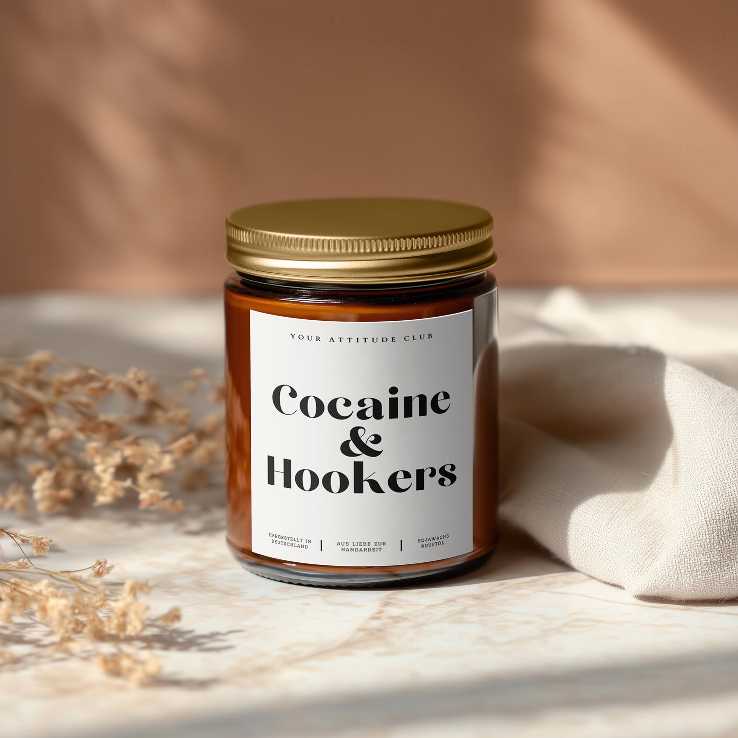 Cocaine & Hookers – Satirische Spaßkerze im Amberglas • Lustiges Geschenk für Freunde & Kolleg:innen • 120/160 ml Sojawachs • Handgemacht in Deutschland
