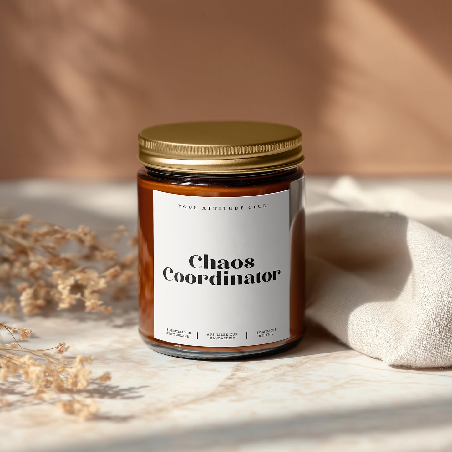 Chaos Coordinator – Lustige Amberglas-Kerze für Multitasker • Geschenk für Mama, Papa, Kolleg:innen & Freunde • 120ml/160ml • Handgemacht aus veganem Sojawachs