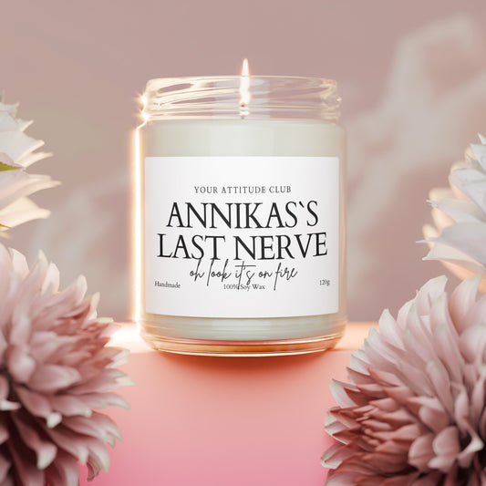 Annika’s last nerve – oh look it’s on fire – Personalisierte Kerze mit Name, Geschenk mit Spruch, Sojawachs Duftkerze 120ml, Etikettfarbe wählbar, 30h Brenndauer