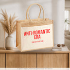 Anti-Romantic Era – Jutetasche mit Spruch, auf dem Sideboard im Flur