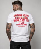 ANYTHING YOU DO AFTER GETTING DRUNK IS NOT YOU, IT’S AI. ALCOHOL INTELLIGENCE – Unisex Statement T-Shirt Weiß mit rotem Backprint