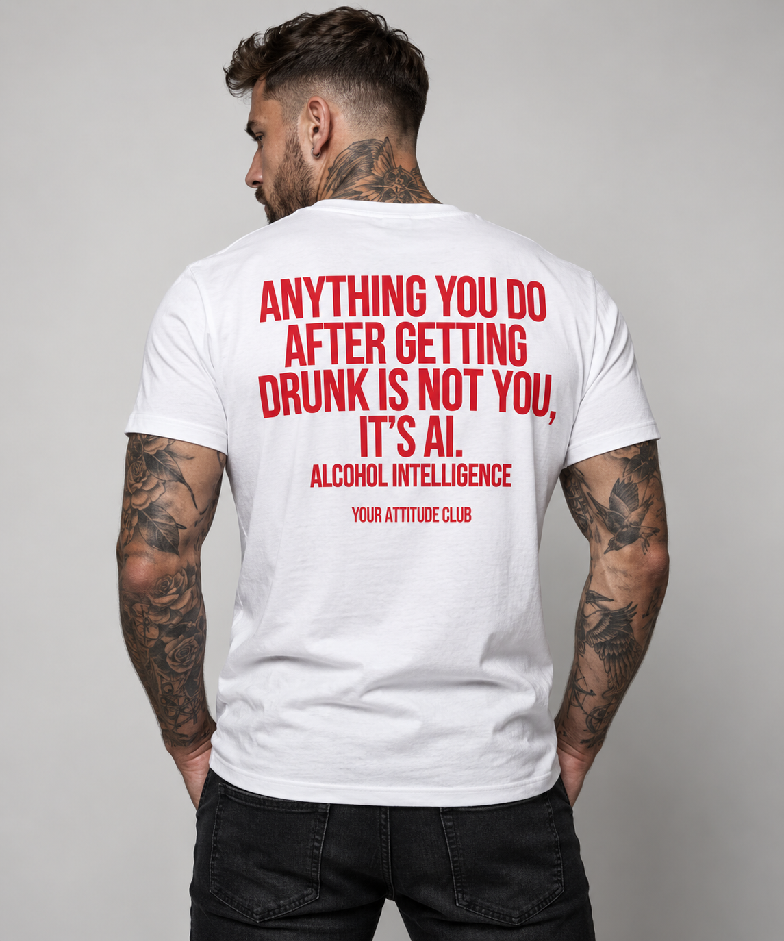 ANYTHING YOU DO AFTER GETTING DRUNK IS NOT YOU, IT’S AI. ALCOHOL INTELLIGENCE – Unisex Statement T-Shirt Weiß mit rotem Backprint