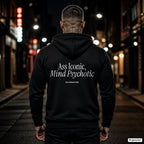 Ass Iconic, Mind Psychotic – schwarzer Hoodie mit weißem Backprint, Herren in der Stadt bei Nacht