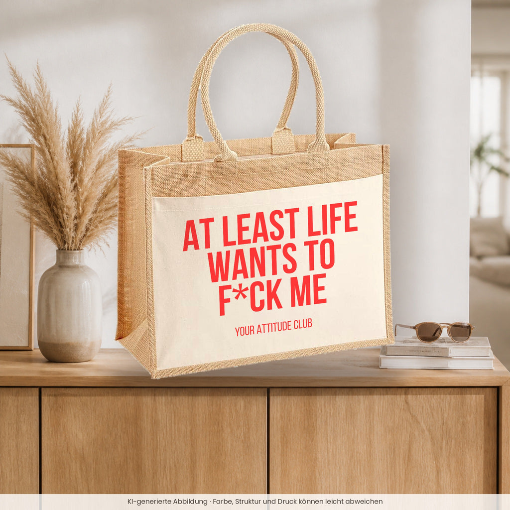 At least life wants to f*ck me – Jutetasche mit Spruch, auf dem Sideboard im Flur