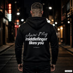 Aww My Middlefinger Likes You – schwarzer Hoodie mit weißem Backprint, Herren in der Stadt bei Nacht