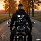 Back in Town – schwarzer Hoodie mit weißem Backprint, Herren auf dem Motorrad