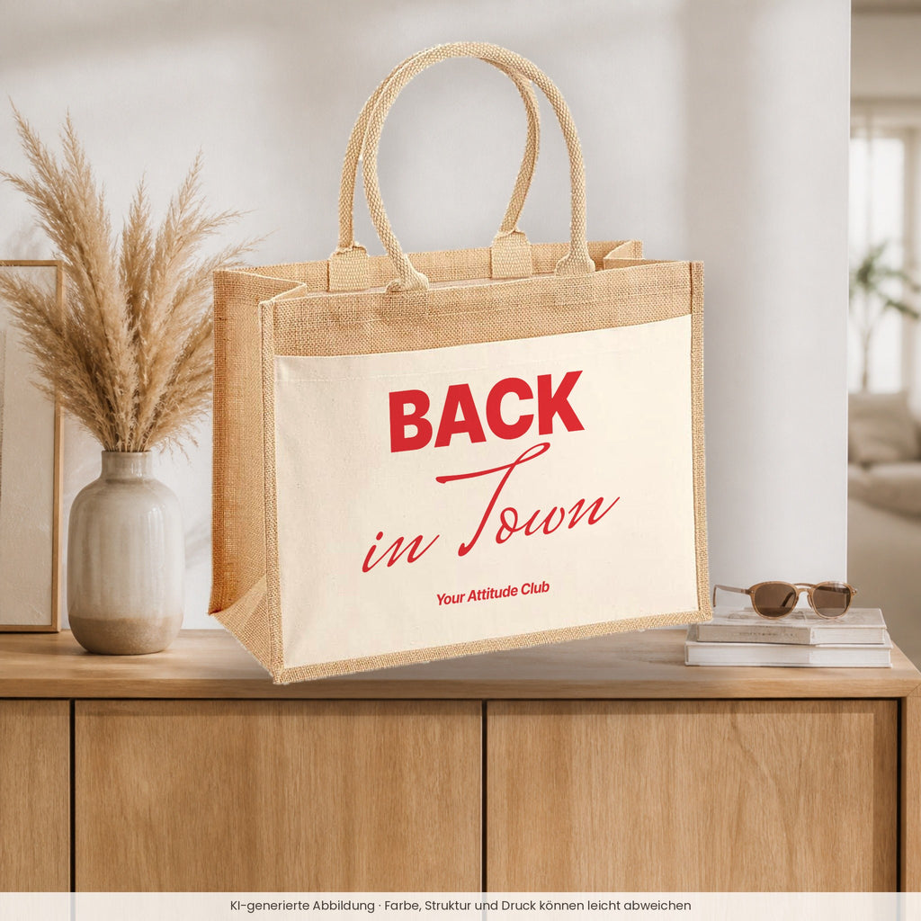 Back in Town – Jutetasche mit Spruch, auf dem Sideboard im Flur