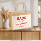 Back in Town – Jutetasche mit Spruch, auf dem Sideboard im Flur
