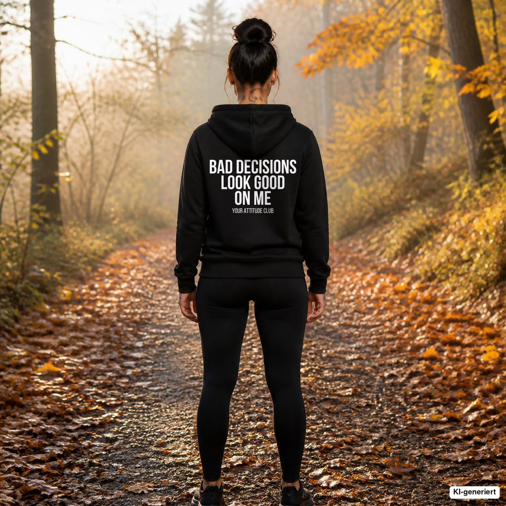 Bad decisions look good on me – schwarzer Hoodie mit weißem Backprint, Damen beim Joggen im Herbst