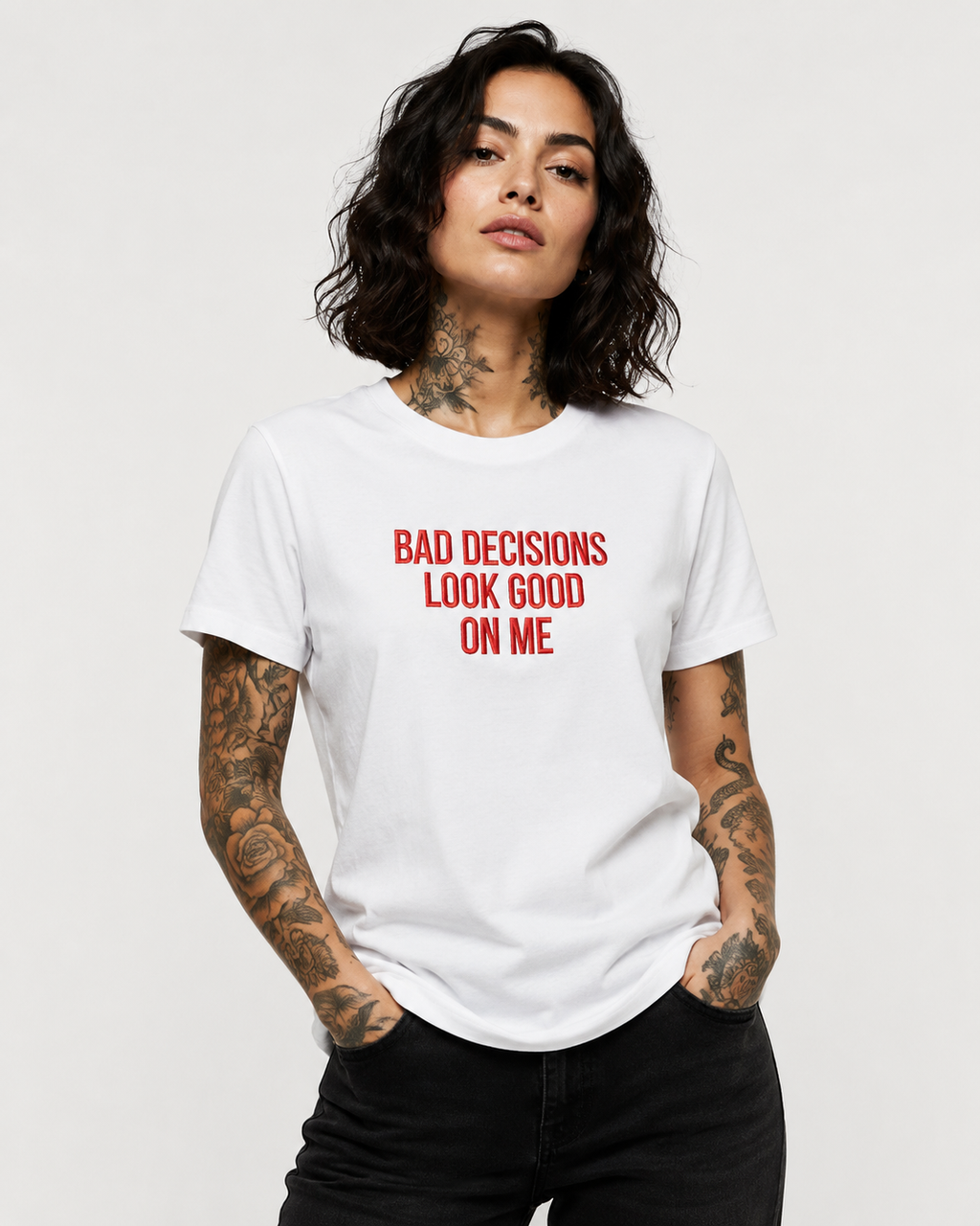 BAD DECISIONS LOOK GOOD ON ME – besticktes Damen Shirt, Statement T-Shirt aus Bio-Baumwolle, Geschenk für Freundin, freches Shirt in Weiß oder Schwarz