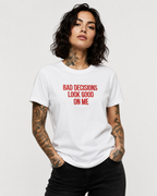 BAD DECISIONS LOOK GOOD ON ME – besticktes Damen Shirt, Statement T-Shirt aus Bio-Baumwolle, Geschenk für Freundin, freches Shirt in Weiß oder Schwarz