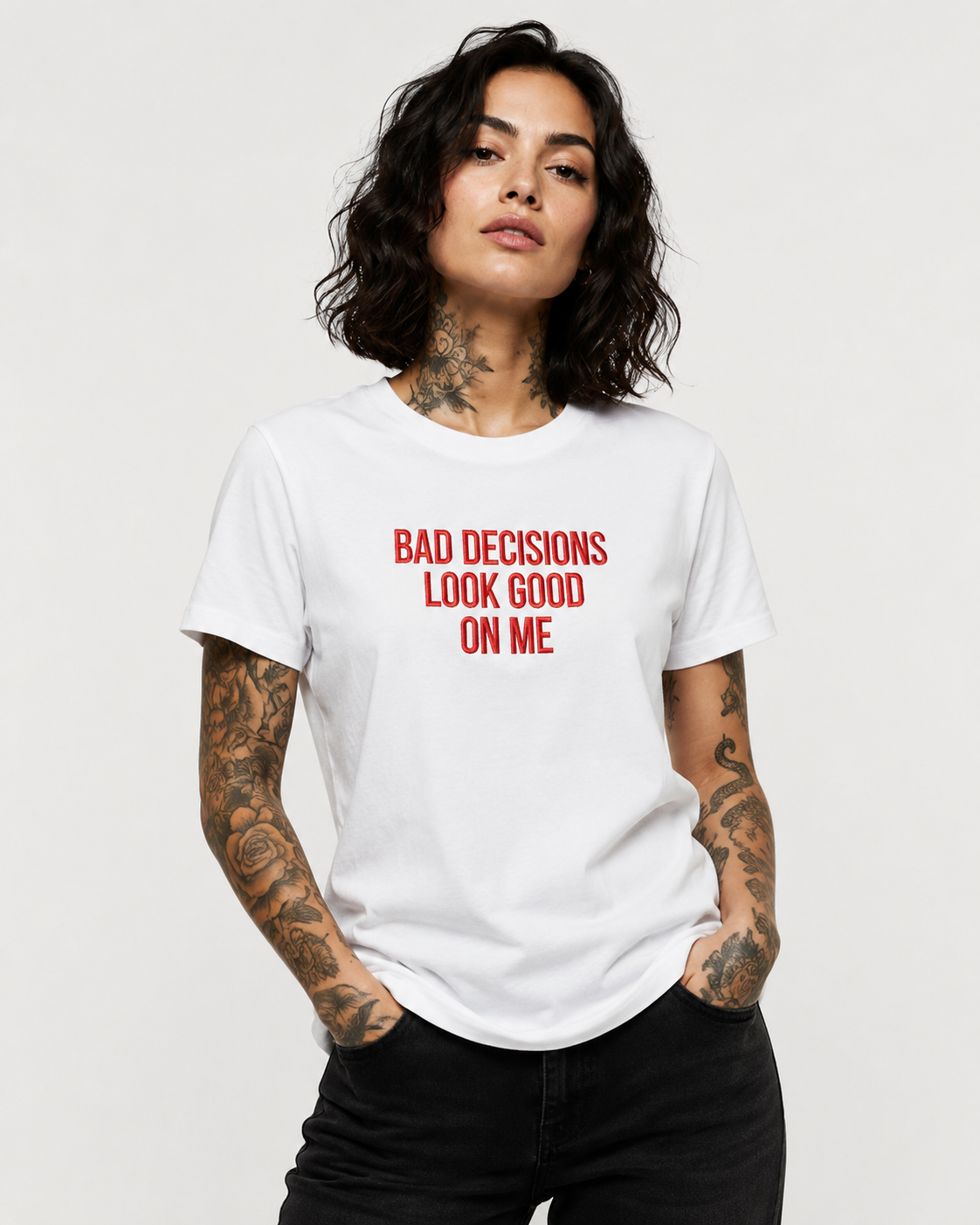 BAD DECISIONS LOOK GOOD ON ME – besticktes Damen Shirt, Statement T-Shirt aus Bio-Baumwolle, Geschenk für Freundin, freches Shirt in Weiß oder Schwarz