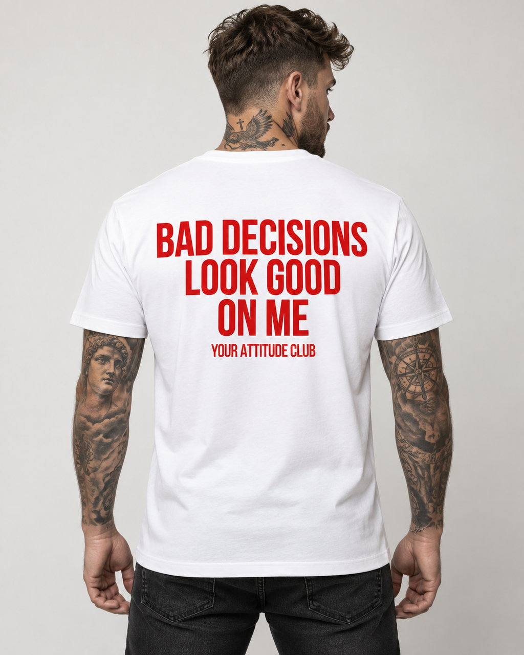 BAD DECISIONS LOOK GOOD ON ME – Unisex Statement T-Shirt Weiß mit rotem Backprint | freches Sprüche Shirt